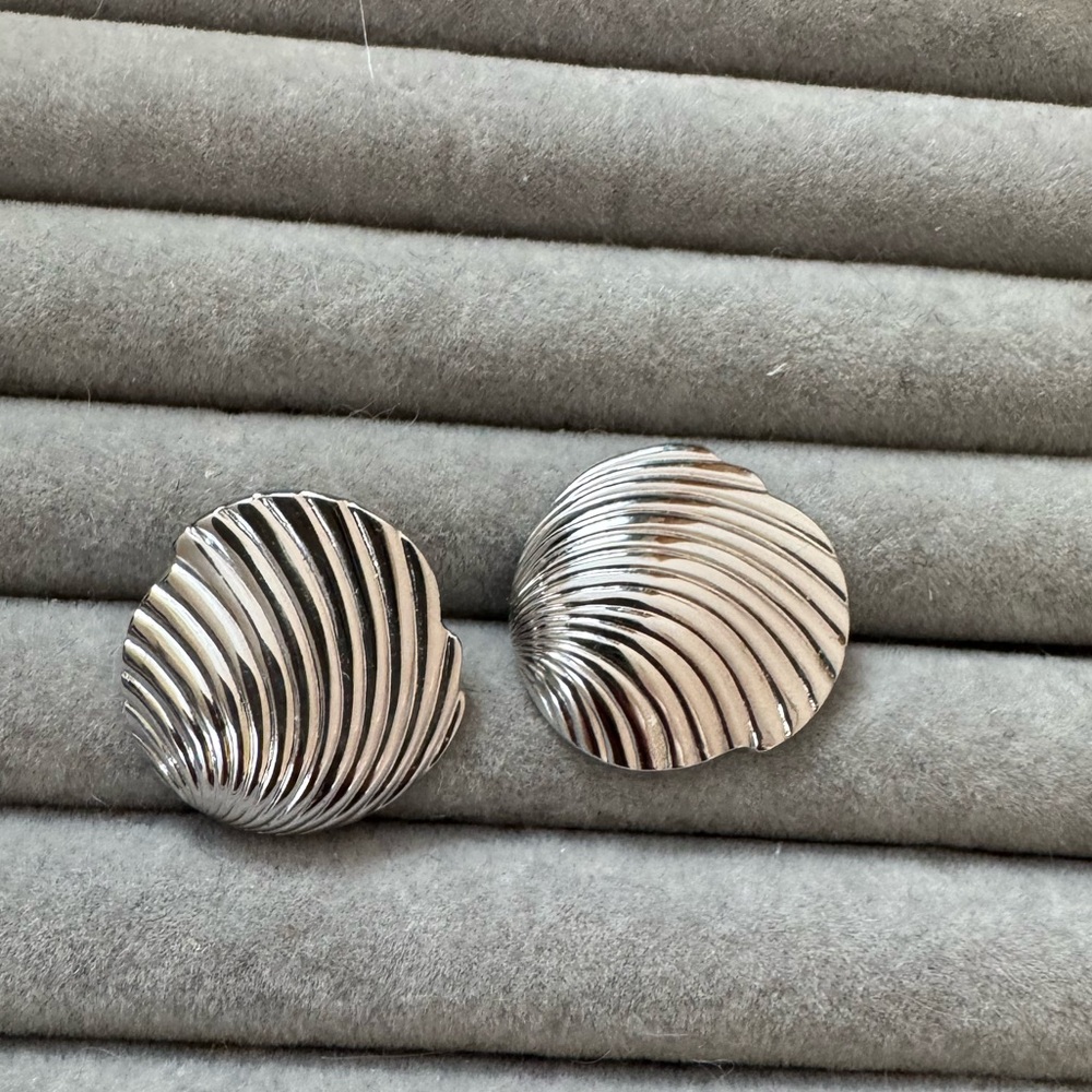 ✨ Monet Vintage Shell Stud Earrings | Silver Tone | Signed ✨